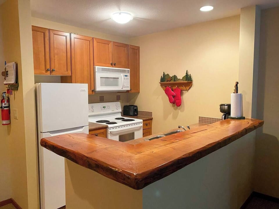 Well Stocked Kitchen l Includes Dishwasher