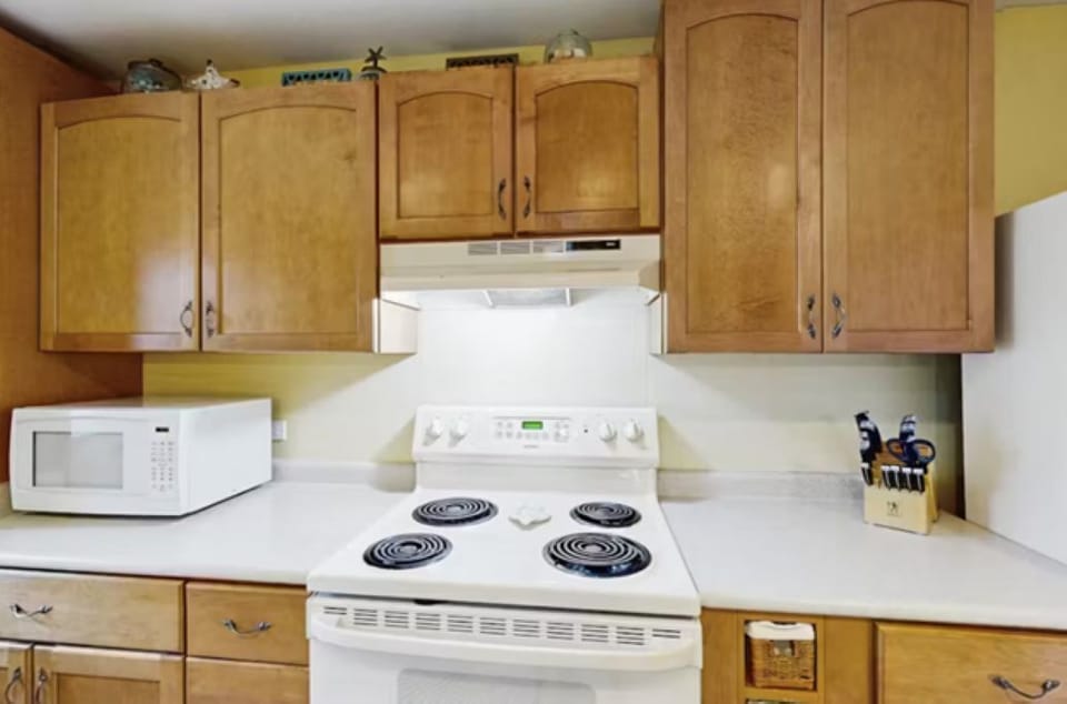 Stove/oven and full-size fridge make feeding the crew a little easier.
