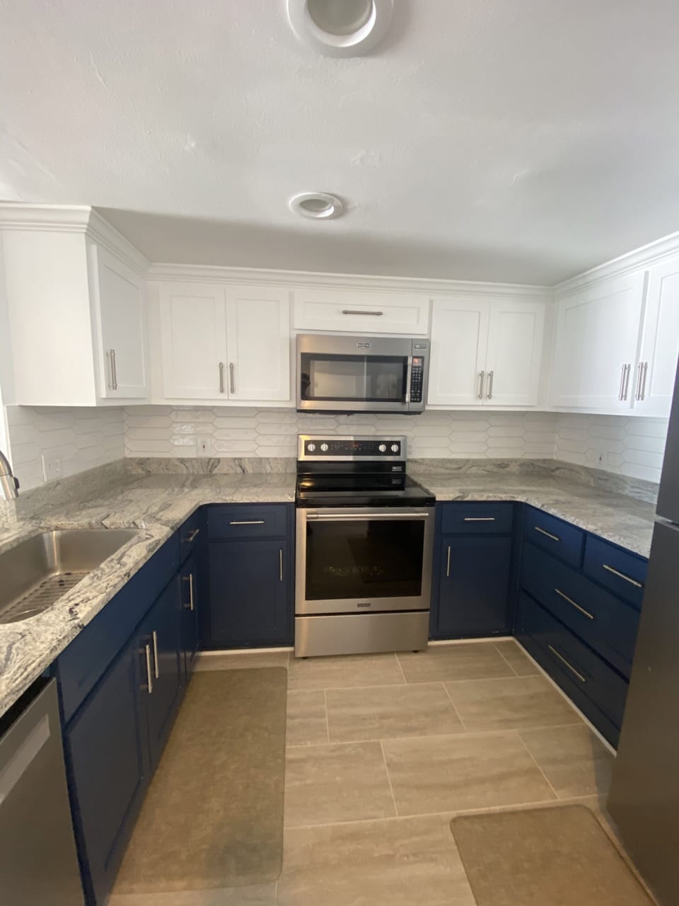 Beautiful Kitchen, with everything you should need to create a delicious meal.