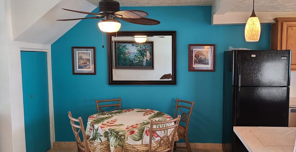 Indoor dining area for when you're not dining out on the lanai.