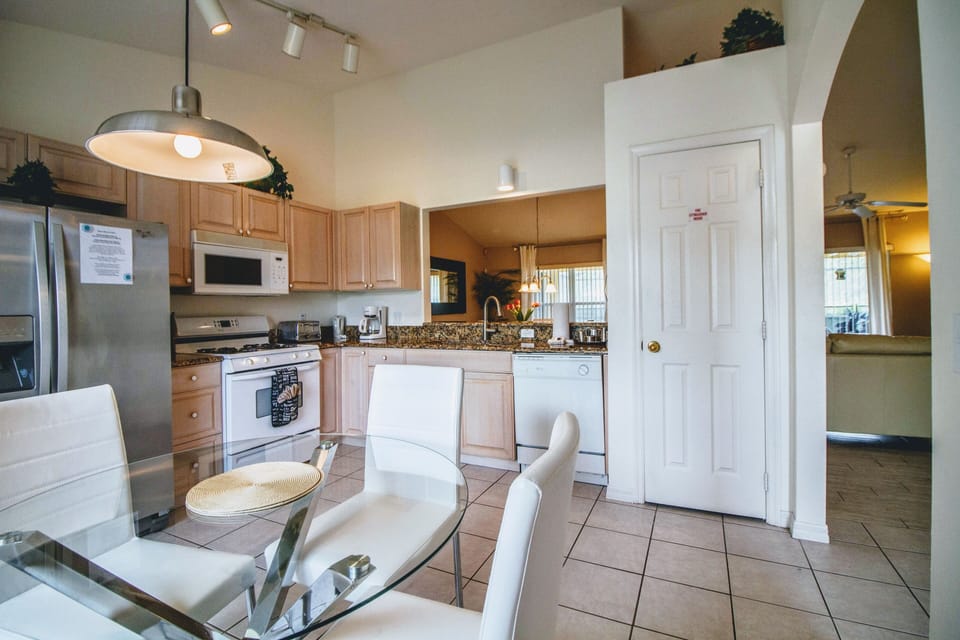 Tuscan Villa Eat-in Kitchen