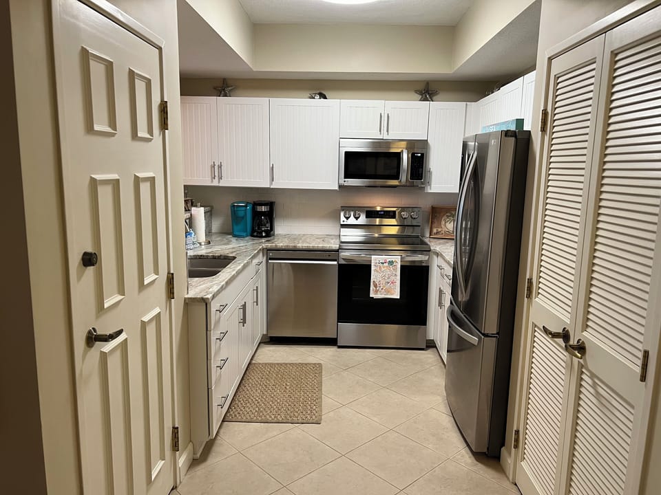All new appliances Feb. 2023 - Electric stove and oven with Air-Fry setting