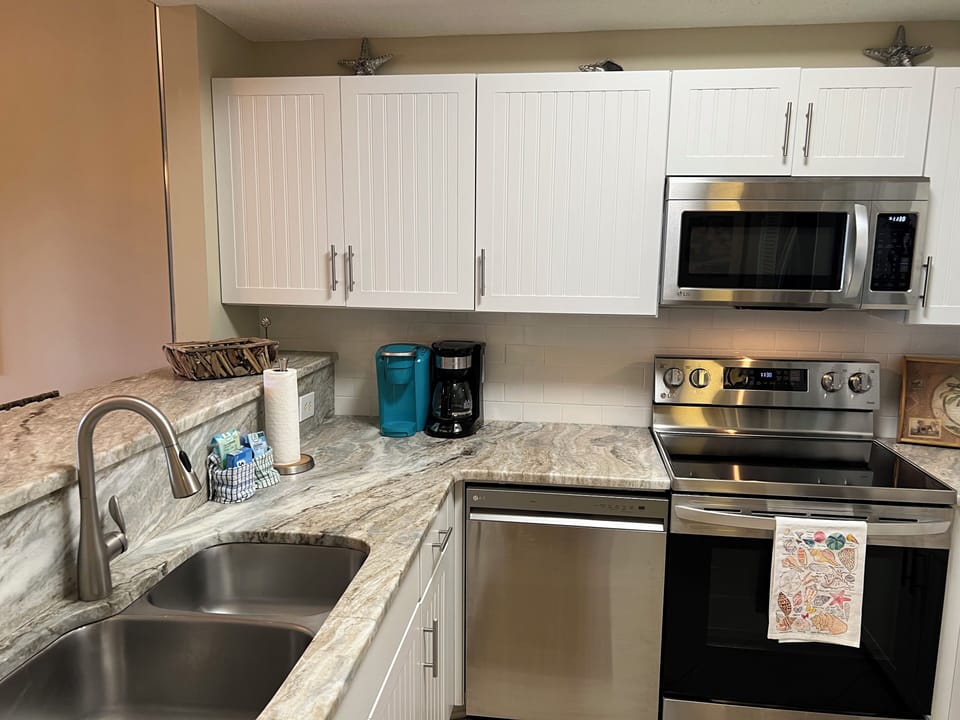 Choice of Keurig or Carafe Coffee Maker (takes basket filters)