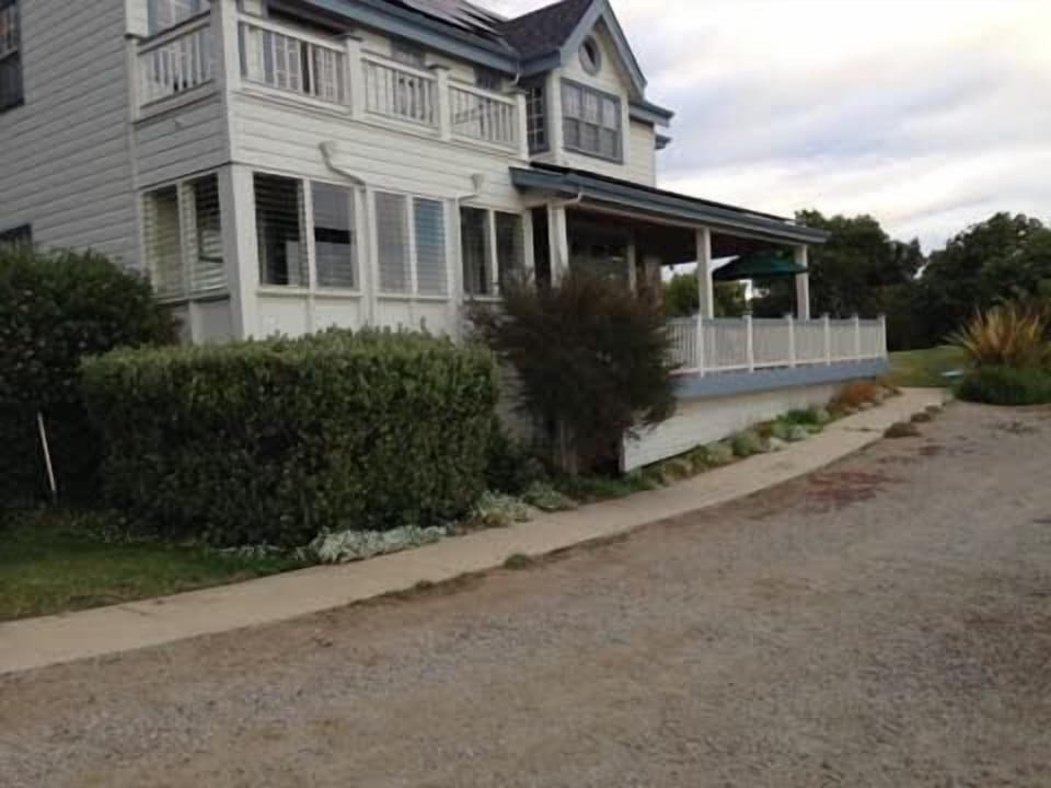 Side Entrance by Guest Room
