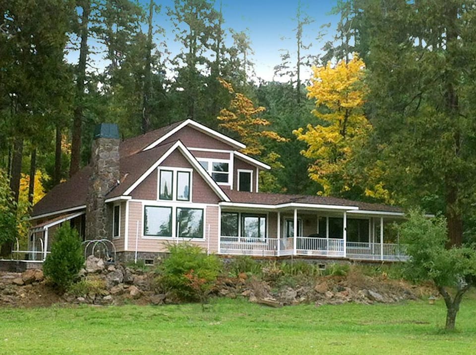 overlooks meadow w/ horses by day 'n elk & deer by night. Hike the woodlands