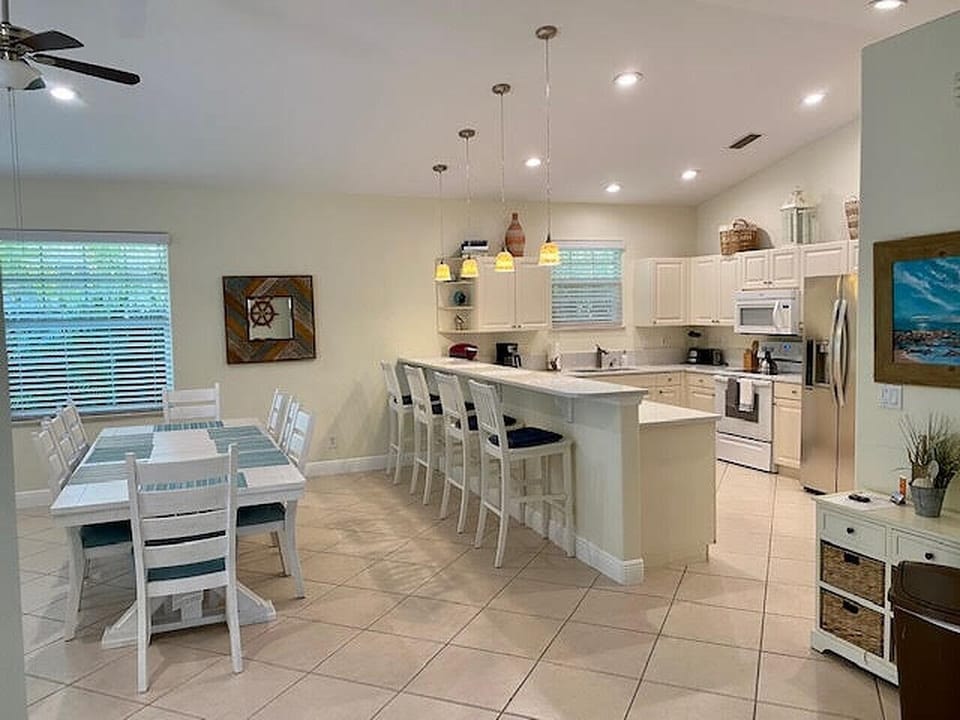 Fully equipped kitchen with breakfast bar, Keurig, toaster, blender