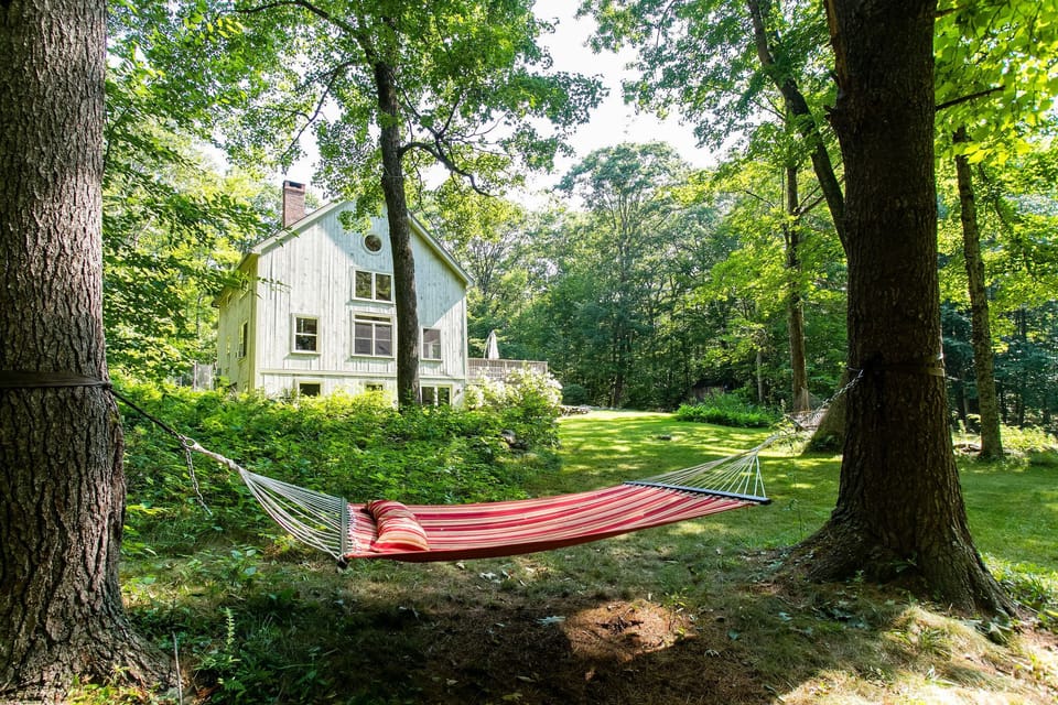 Gorgeous private house in the woods! Hammocks galore!