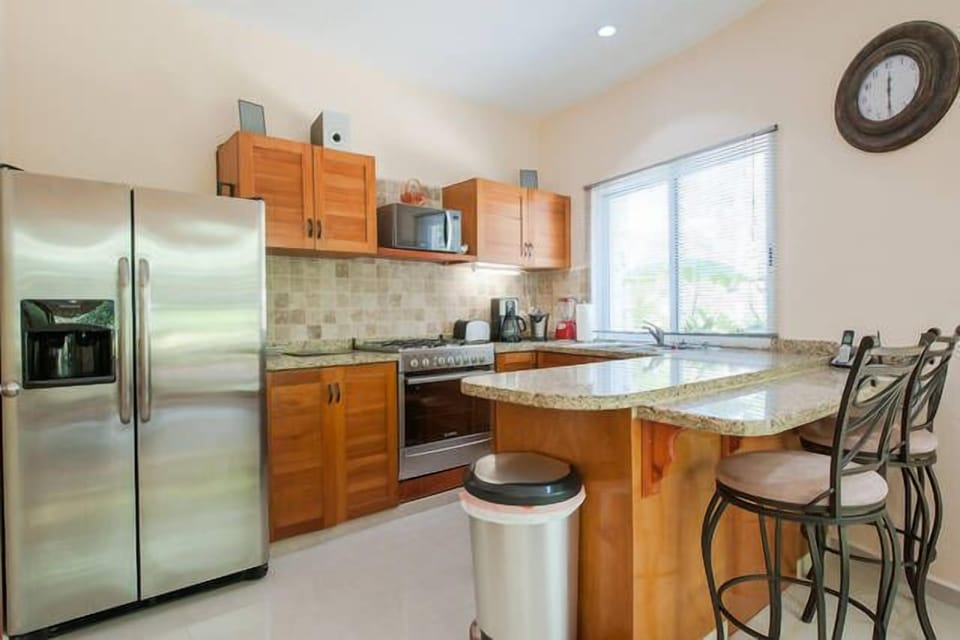 KITCHEN THE LUXE FRIG WHIT POTABLE WATER & ICE