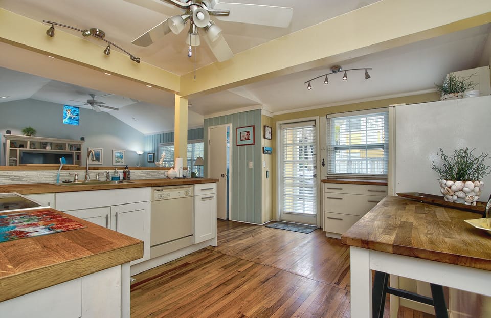 Full Kitchen with dishwasher open to Livingroom