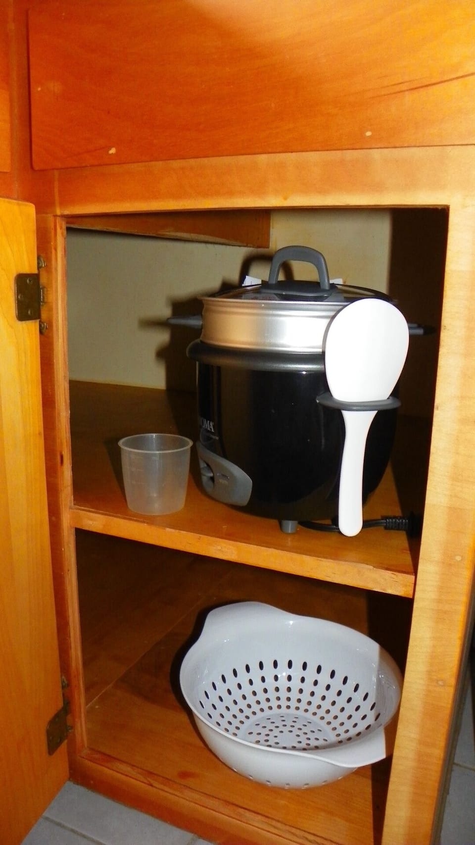 Rice maker and colander.