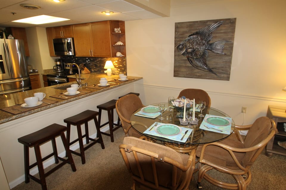 Very nice eating area, both table and counter. 