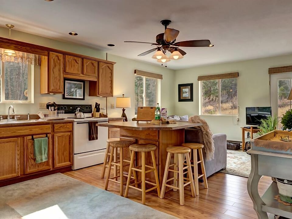 Great room with sounds of waterfalls; unobstructed views of forest and mountains