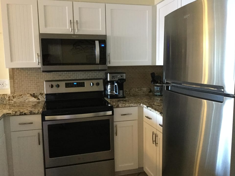 Closer look at new kitchen cabinet doors &  handles, tiled backsplash & granite