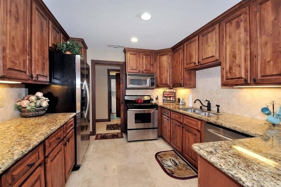 LARGE KITCHEN, OFFERS GRAINTE COUNTER TOPS AND UPGRADED APPLIANCES.