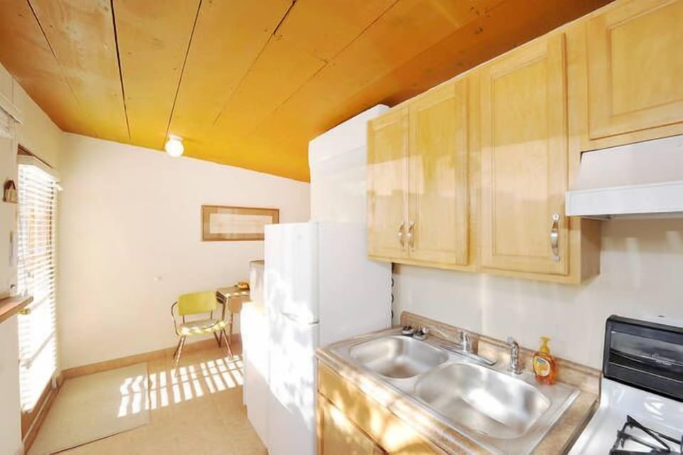  Kitchenette and small dining table for 2. 