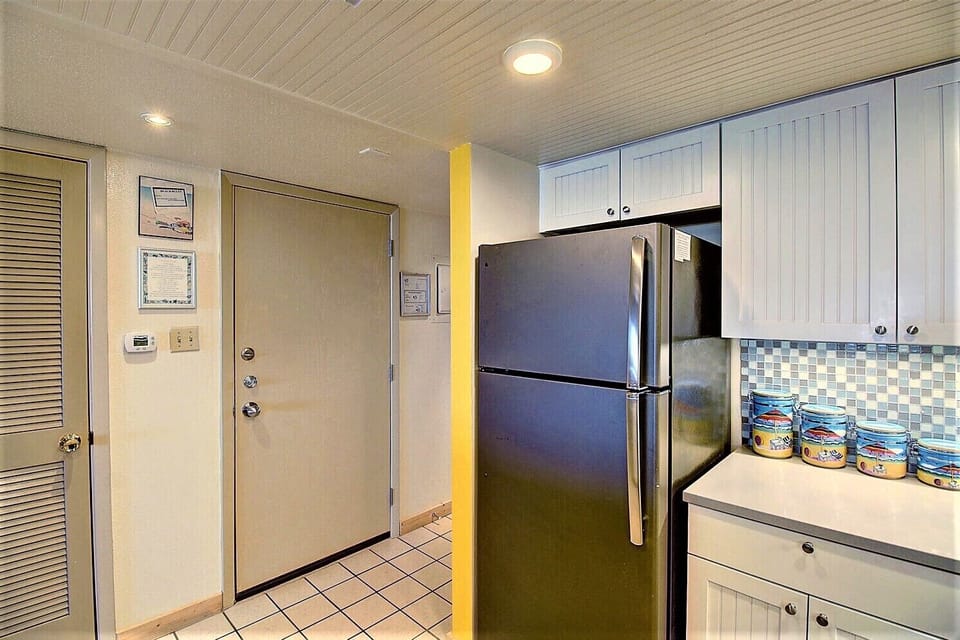 Convenient located kitchen at entrance to the condo. Easy peasy for groceries.