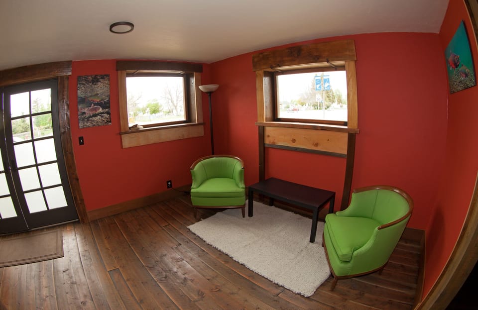 Sitting area in near entry.