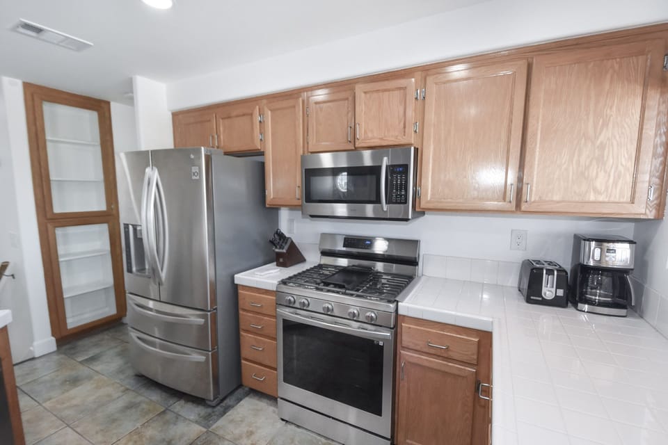 Kitchen (main floor)