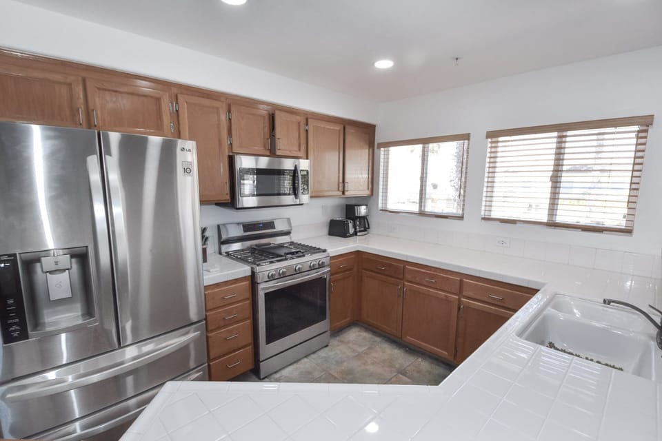 Kitchen (main floor)