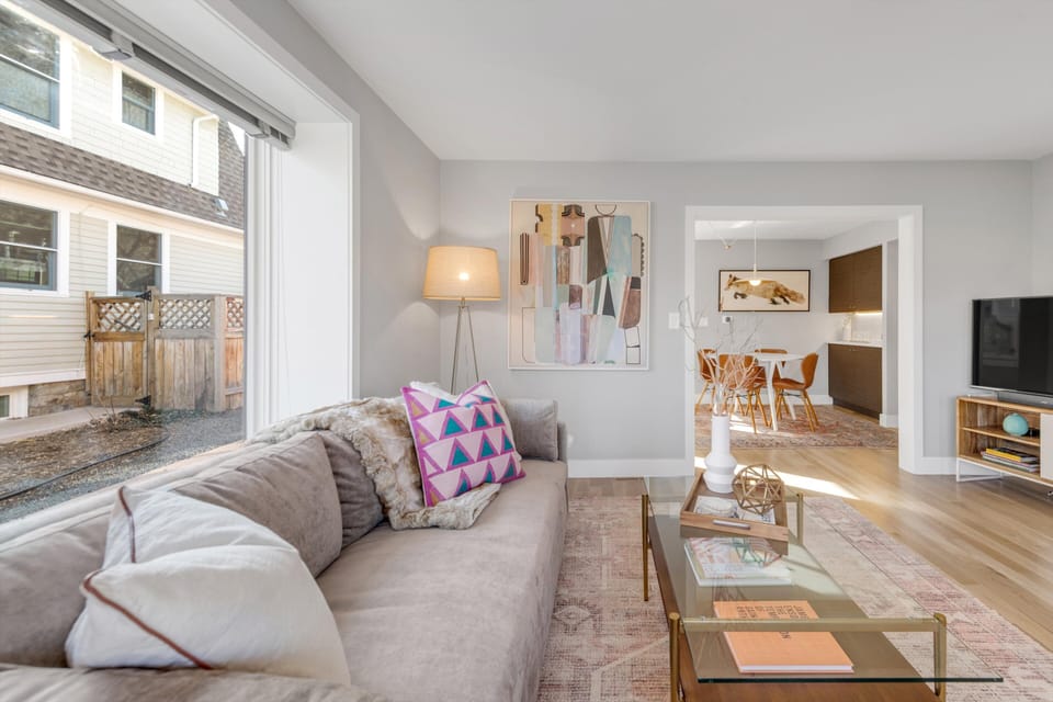 This luxury Mapleton Hill home is extremely well appointed and maintained.