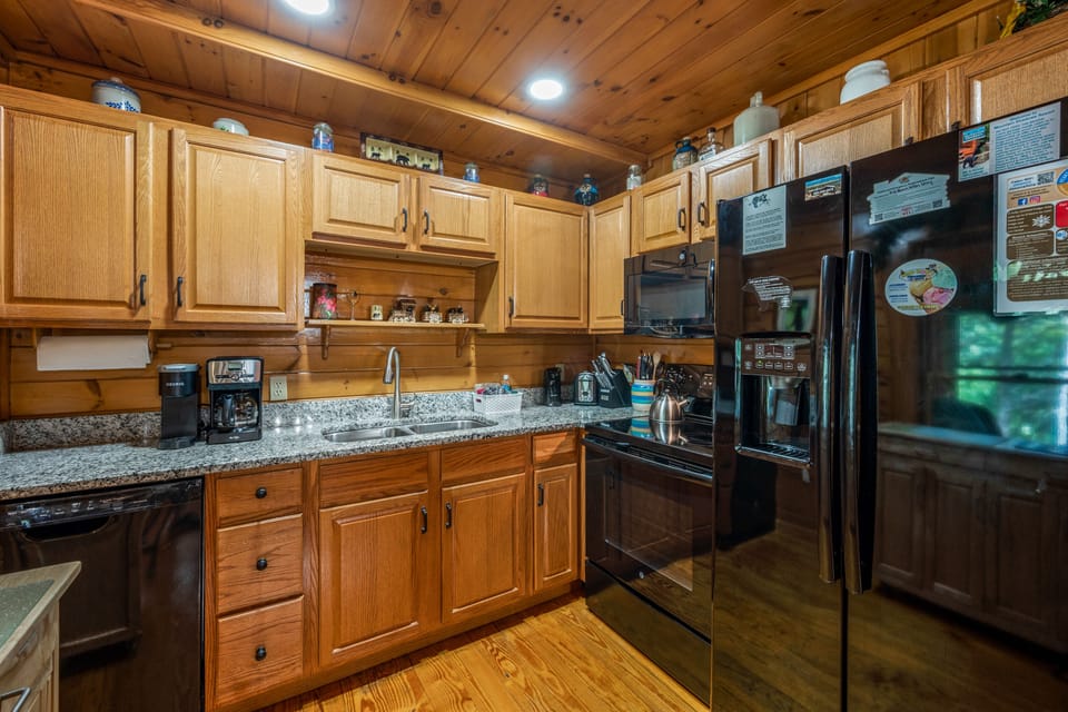 Kitchen (well-stocked)