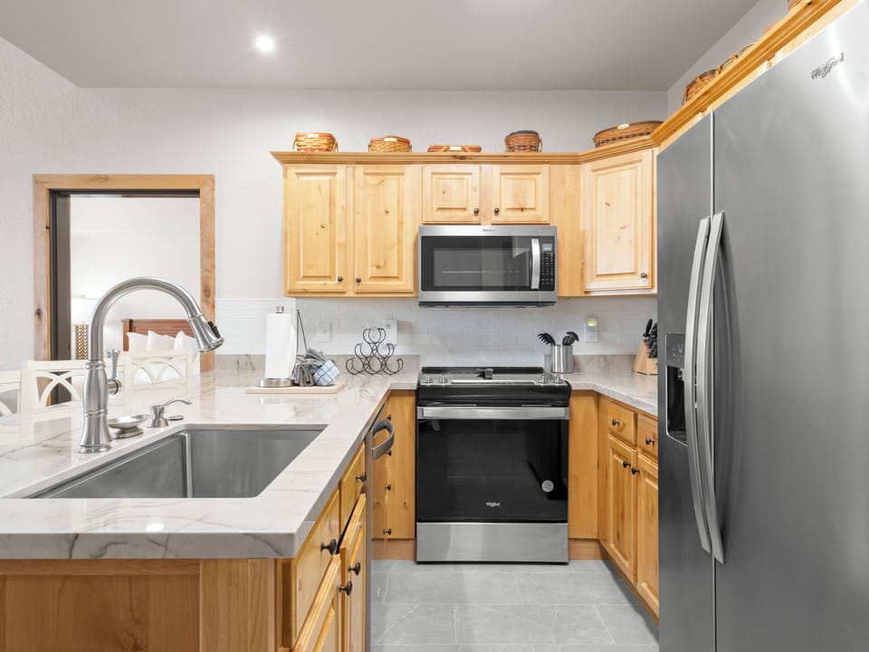 Full Kitchen / Stainless Steel Appliances