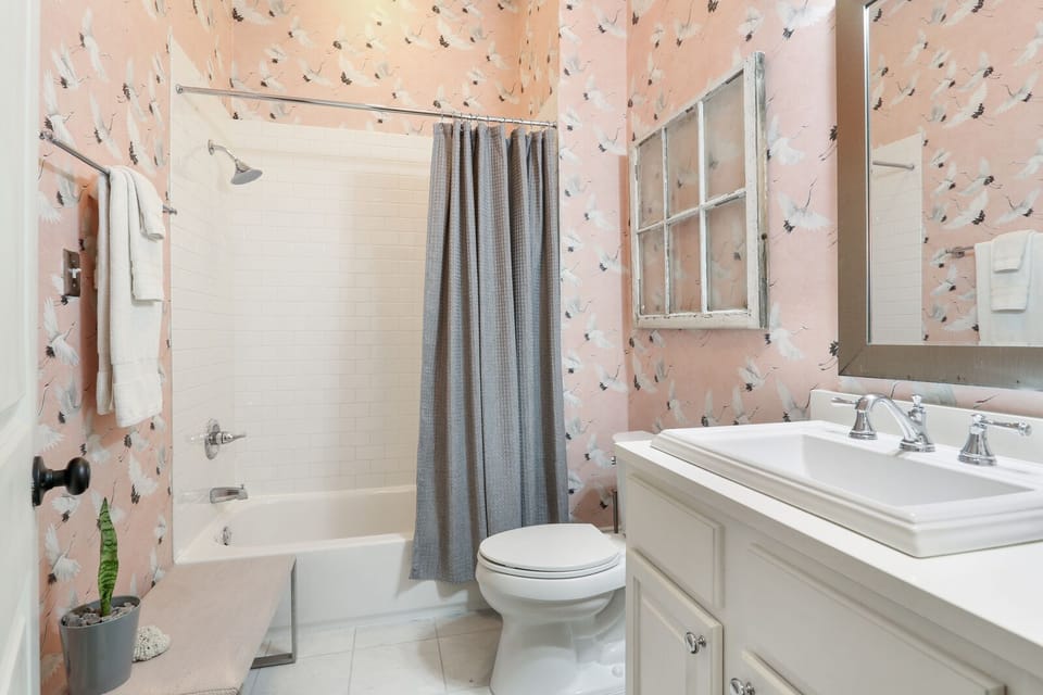 Guest bathroom, with tub