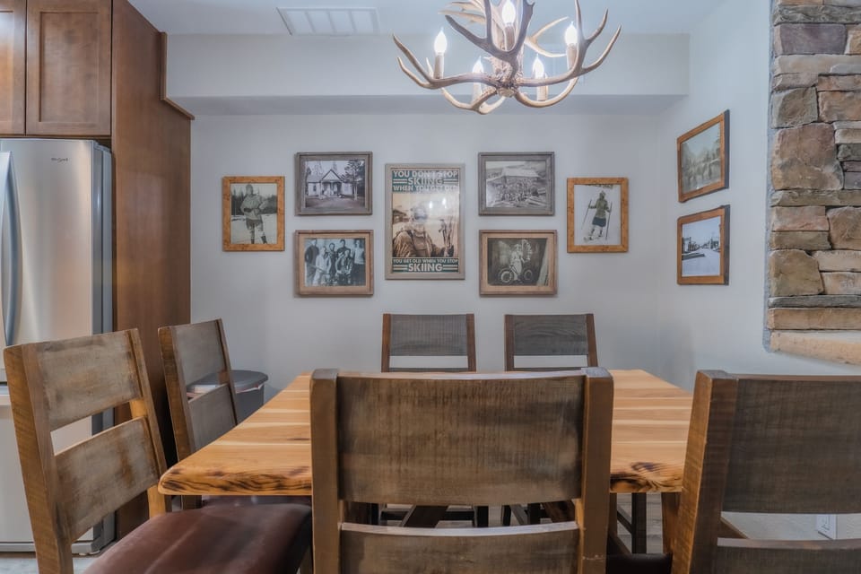 Dining area with seating for 6