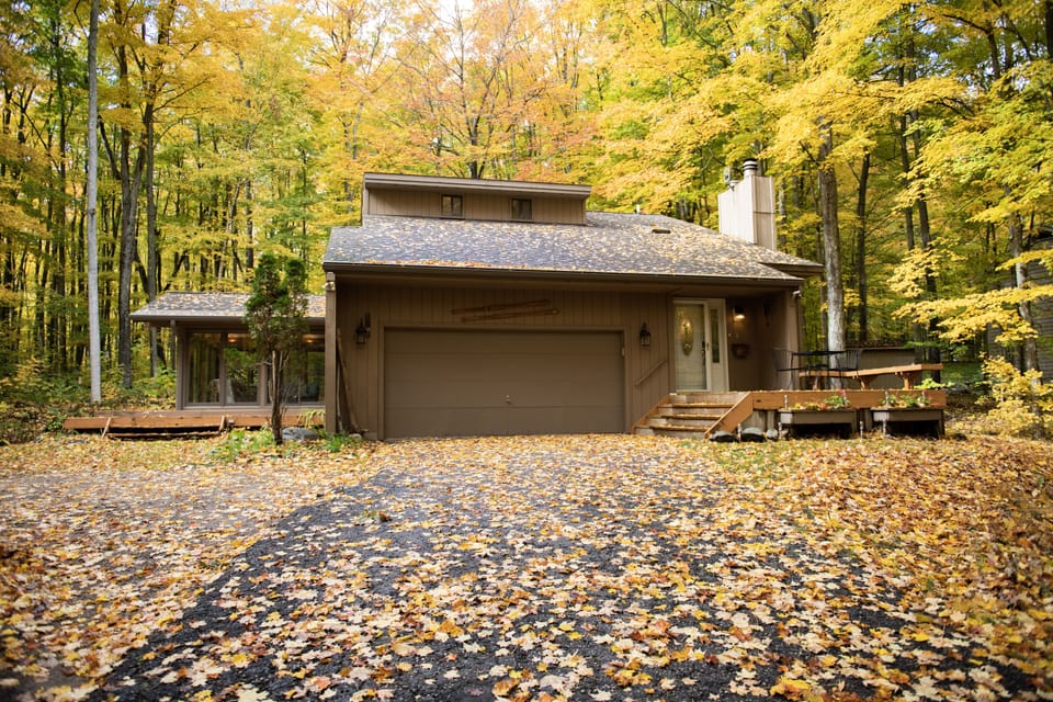 Blends elements of mid-century modern with cozy cabin in the woods
