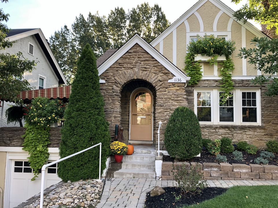 Charming 5 star home in Hyde Park! Front porch, back deck and yard.