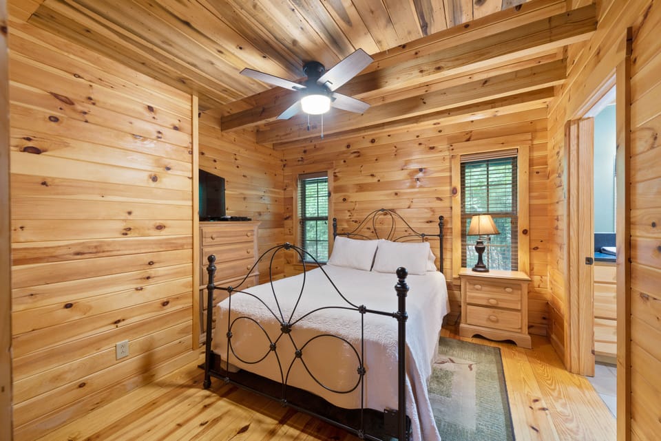 1st floor bedroom with queen size bed
