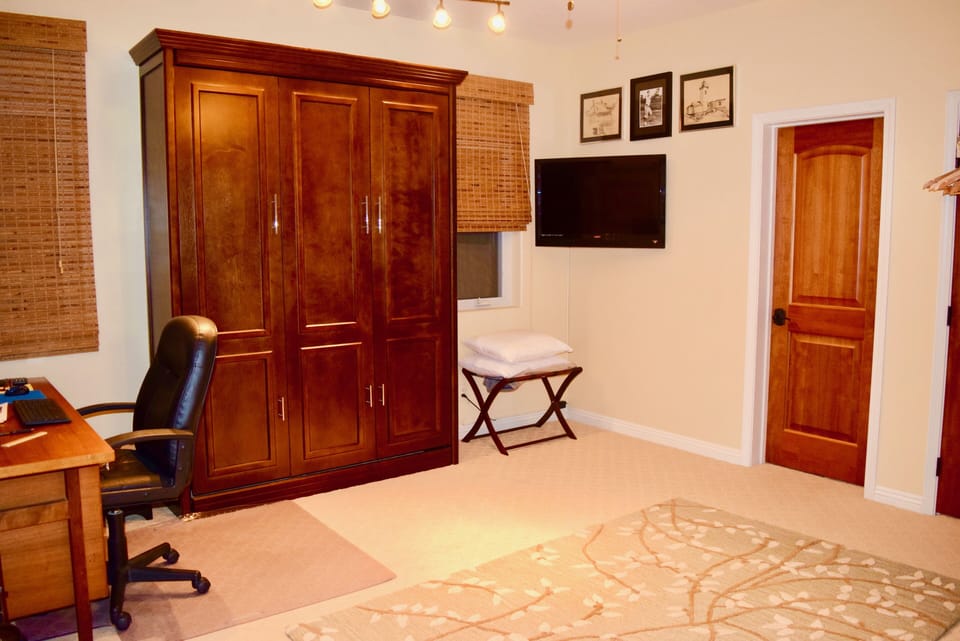 5TH BEDROOM OR OFFICE WITH QUEEN MURPHY BED 