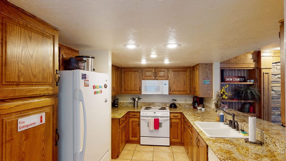 Full Kitchen w/ Full Size Refrigerator, Stove Top, Dishwasher, Oven & Microwave