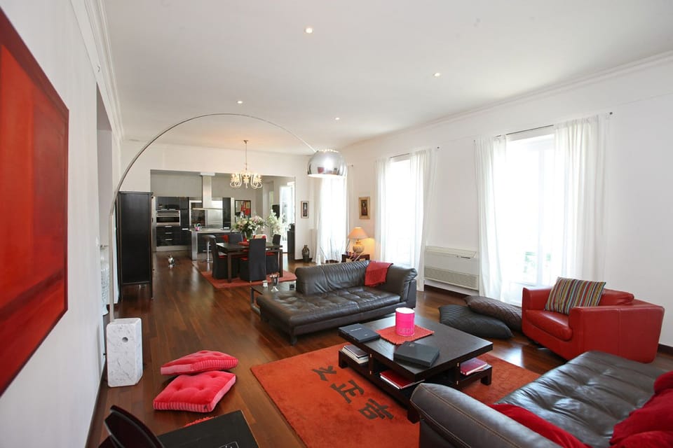 Lounge 
flow through to dining and open kitchen.