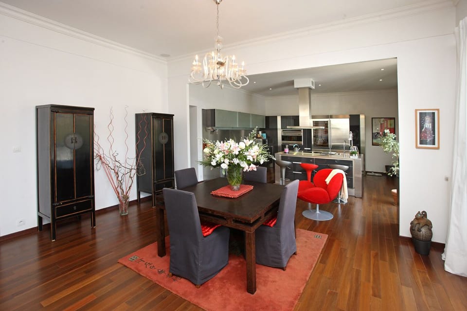 Dining for 4 or 8 with extension.
Flowing to open kitchen with island.