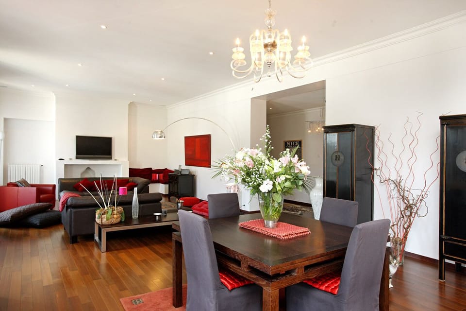Lounge through to hall.