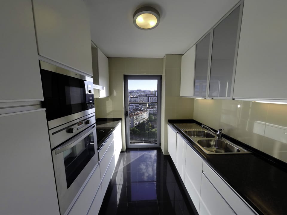 Modern and fully equipped kitchen.