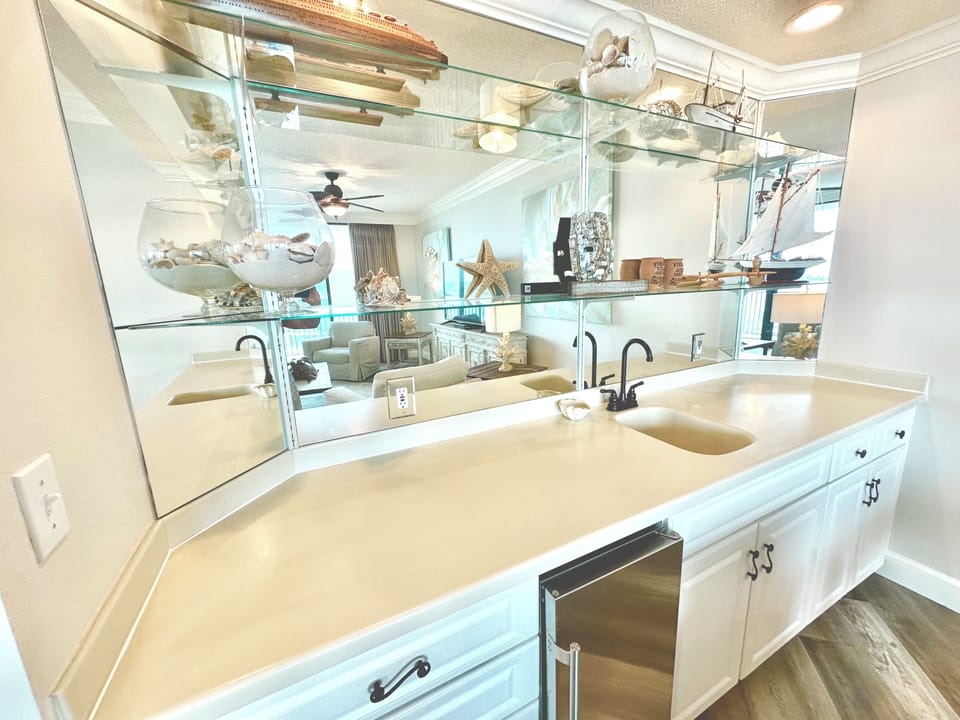 Bar area with automatic icemaker 