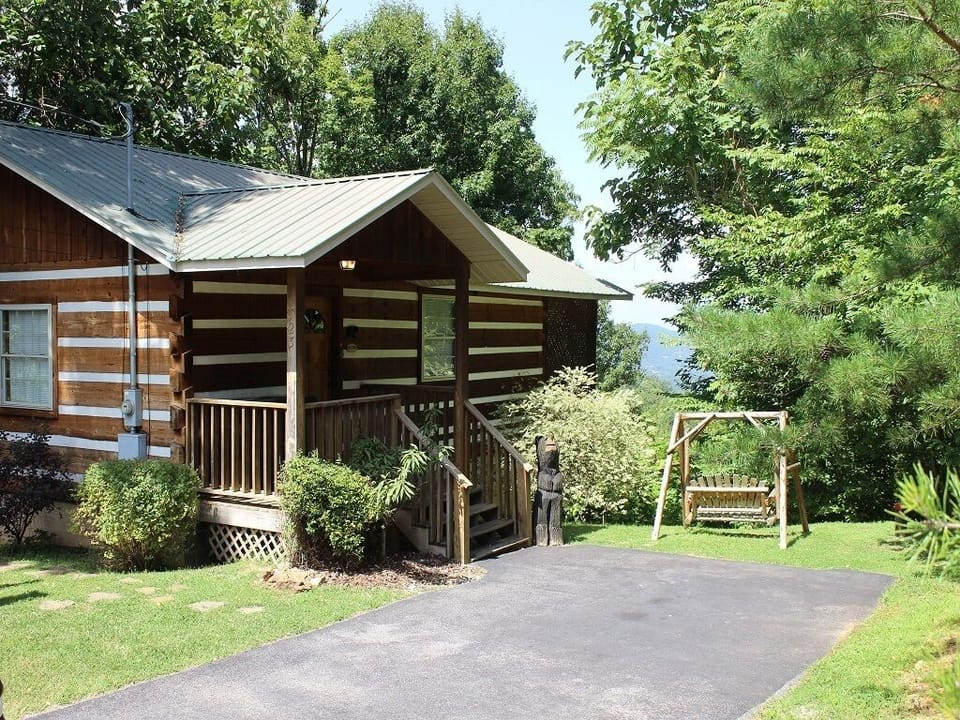 Cabin outdoors2