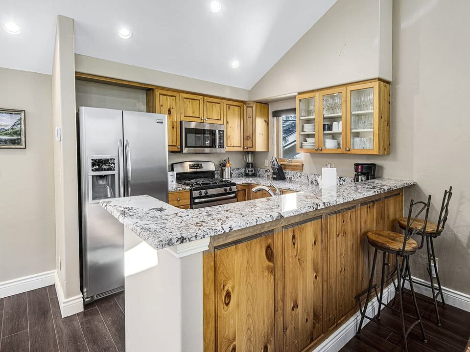 Kitchen & Counter Seating