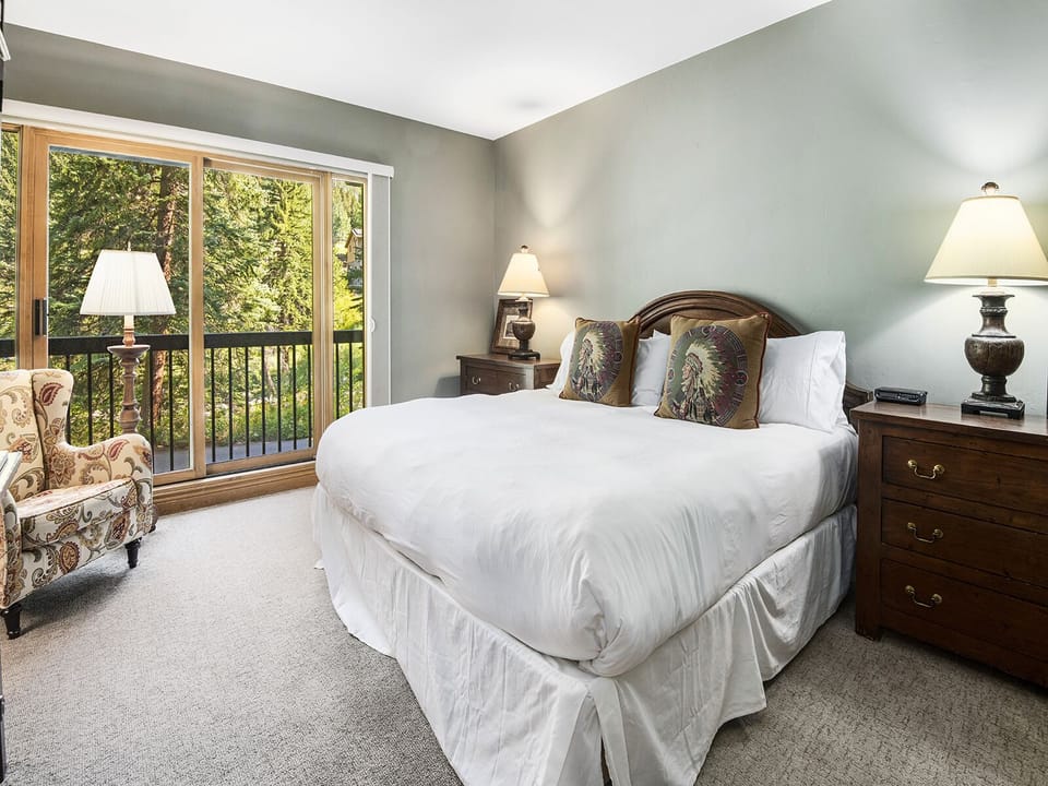Main Bedroom w/ King Bed