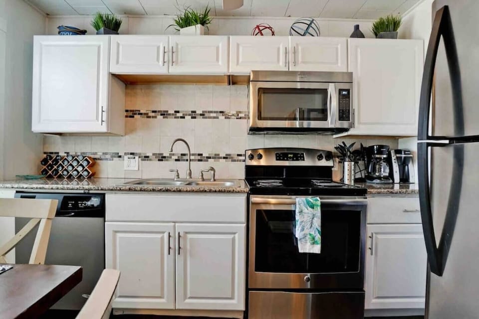 Well equipped kitchenette to enjoy casual meals at your beach home or lots of great restaurants near by for easy pick-up