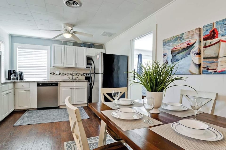 Enjoy a delightful breakfast of hotcakes, scrambled eggs and fresh OJ before heading to the beach.  Publix grocery store only 6 minute quick drive away. 5 restaurants only 8 minute walk or free shuttle service offered by most Key restaurants