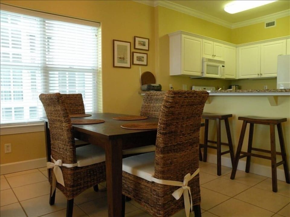 Dining Area & Fully Stocked Kitchen