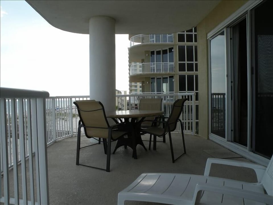 Very large and wide balcony overlooking the Gulf!