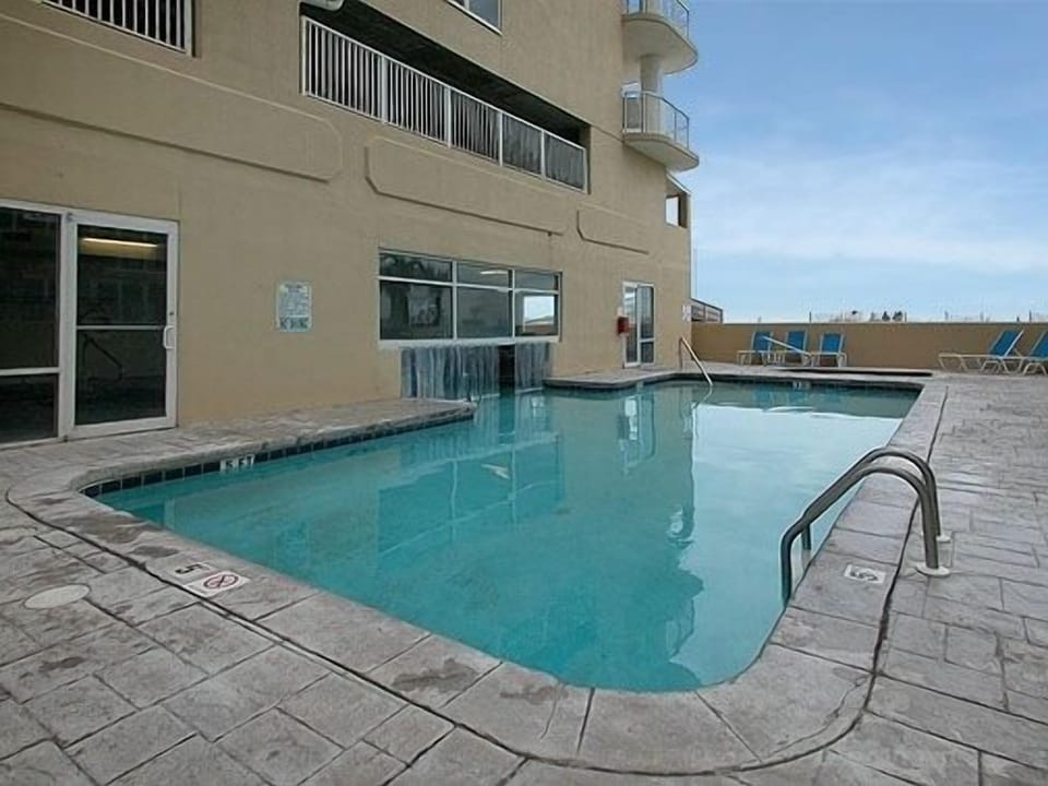 Outdoor Pool W/Swim Thru To Indoor Pool! (Also Has A Hot Tub)