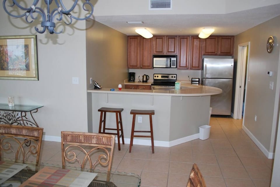 Fully equipped kitchen, and laundry with washer/dryer