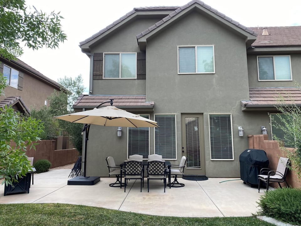 Large patio and grass area—rare for a St. George rental! And so delightful!
