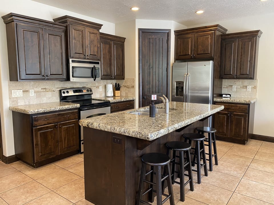 Full kitchen w/granite countertops and stainless steel appliances. 