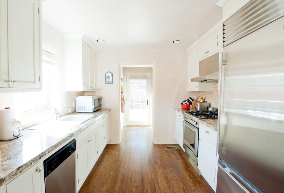 Well-equipped Kitchen with sub-zero freezer